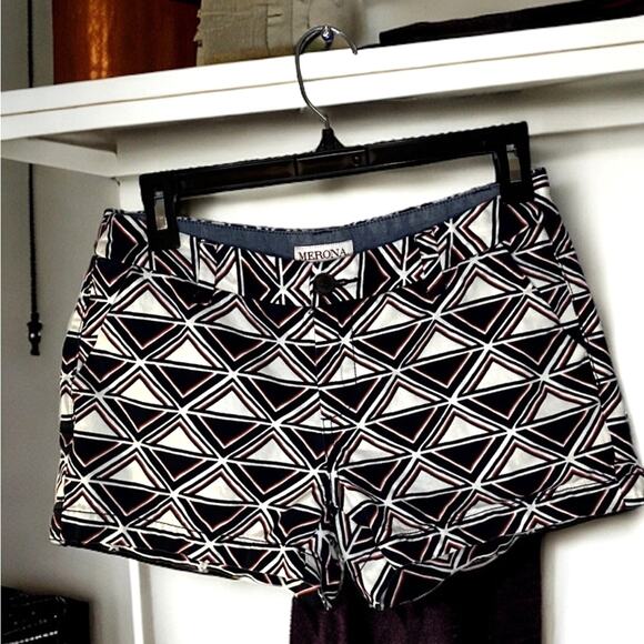 Merona Women’s 2 Red Blue Geometric Flat Front Chino 3" Shorts - Picture 1 of 3